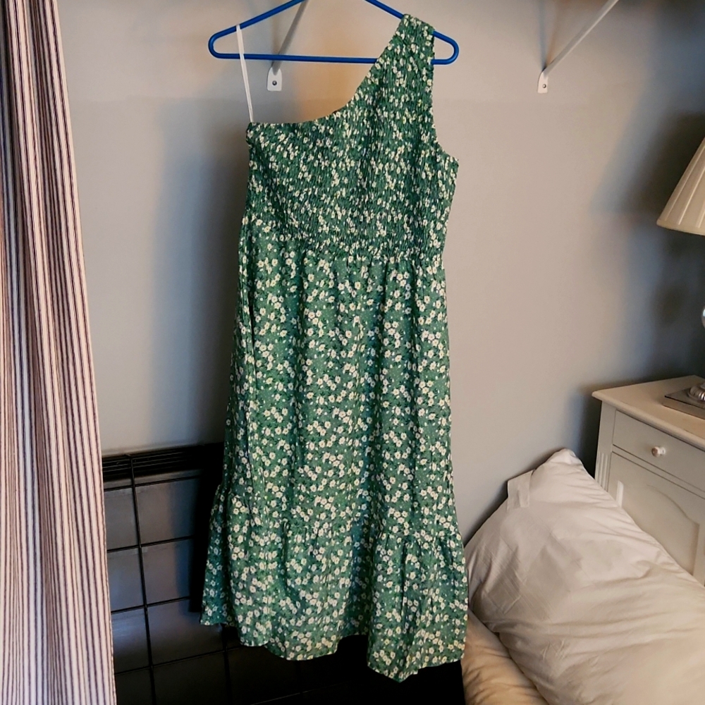 Green one-shoulder smocked top midi dress - size L NWT